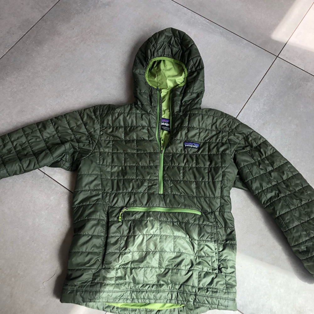 Patagonia mens xs hooded down sweater fits me perfectly! I’m petite!
